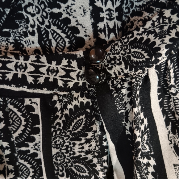 As U Wish Halter‎ Romper Size XS in a Black and White Paisley Pattern - Picture 4 of 9